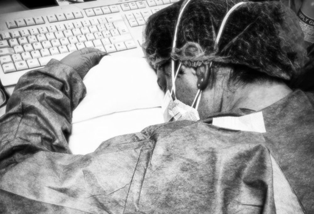 Coronavirus, parla l’infermiera della foto simbolo: “Scusate se sono crollata, ero stremata”