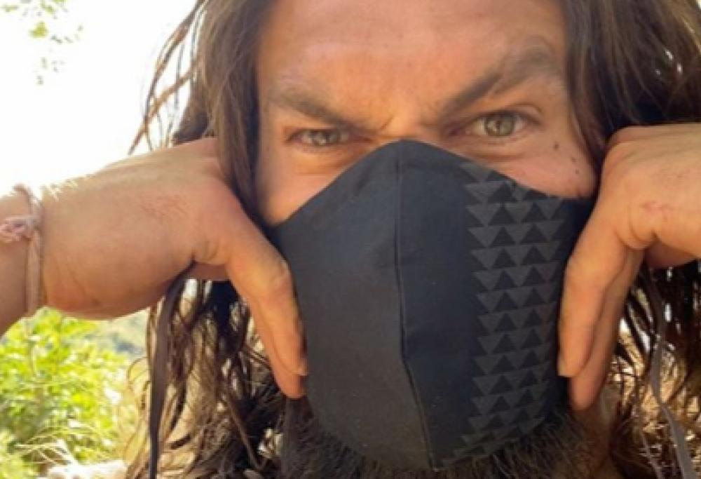 Jason Momoa lancia la mascherina ispirata al suo tattoo