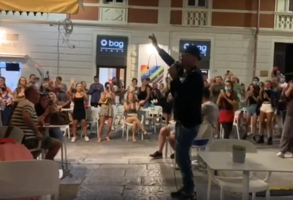 J-Ax ad Olbia? I fan impazziscono... ma si tratta di un sosia