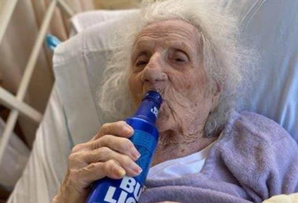 Anziana di 103 anni sconfigge il Covid-19 e brinda con una birra per festeggiare