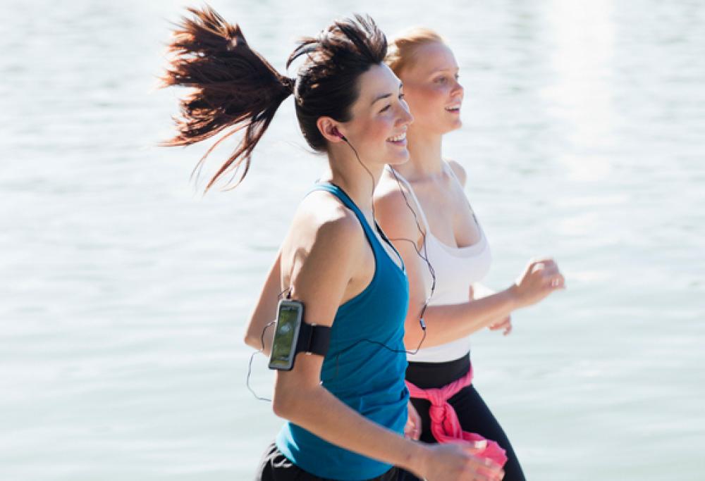 Fare sport in compagnia rende più felici del denaro: lo rivela una ricerca