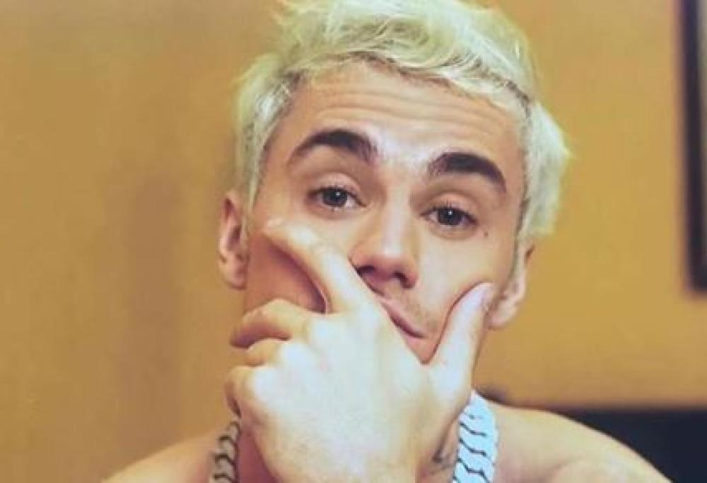Justin Bieber chiama in diretta una fan... e la sorprende nuda