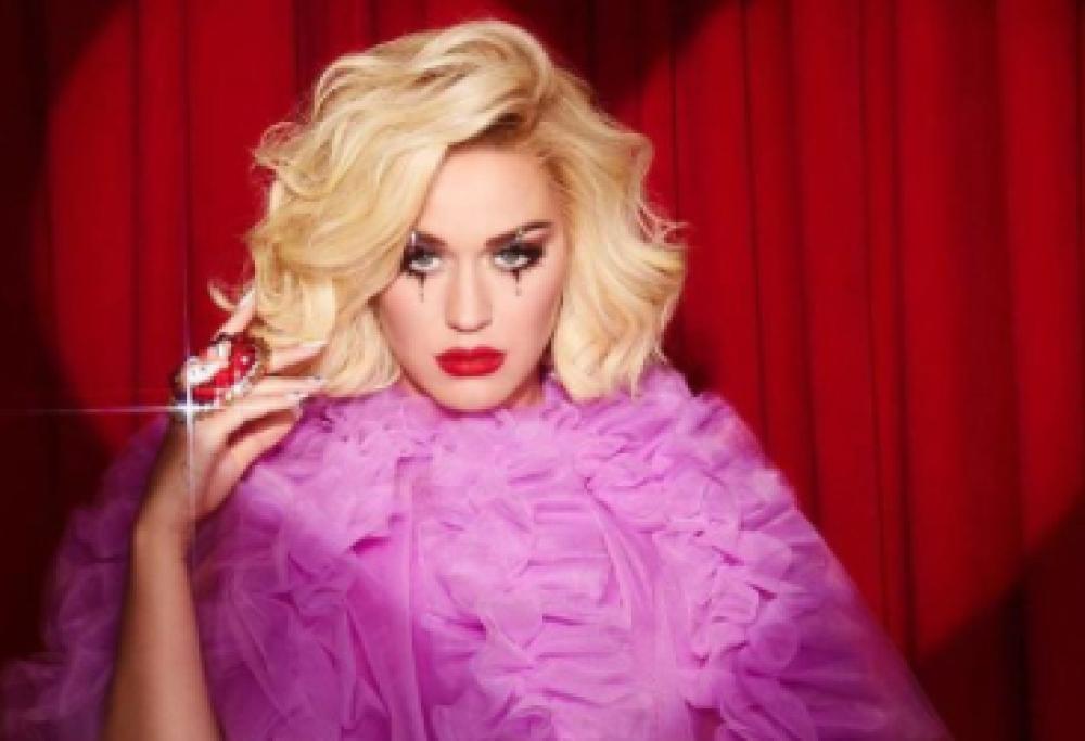 Katy Perry commenta in modo epico la nascita di sua figlia e l'uscita del nuovo album