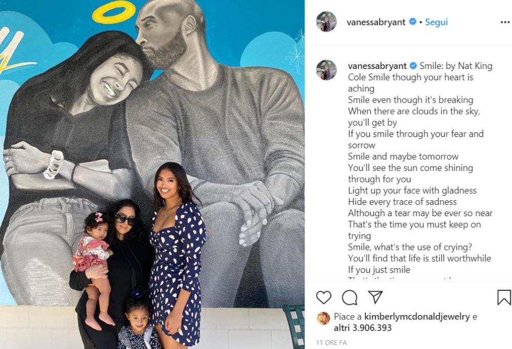 Vanessa Bryant, foto di famiglia davanti al murales dedicato a Kobe e Gigi