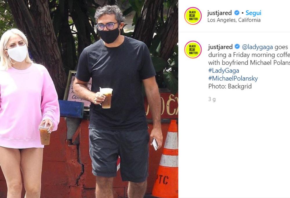 Lady Gaga adotta il look “no pants”: paparazzata in giro senza pantaloni