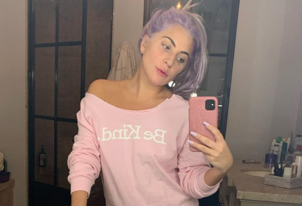 Lady Gaga sfoggia un nuovo look con i capelli lilla pastello