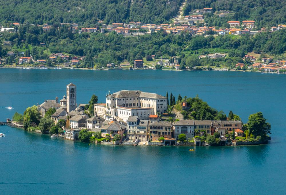 Annulla la vacanza sul Lago d'Orta, ma devolve la cifra in beneficenza 