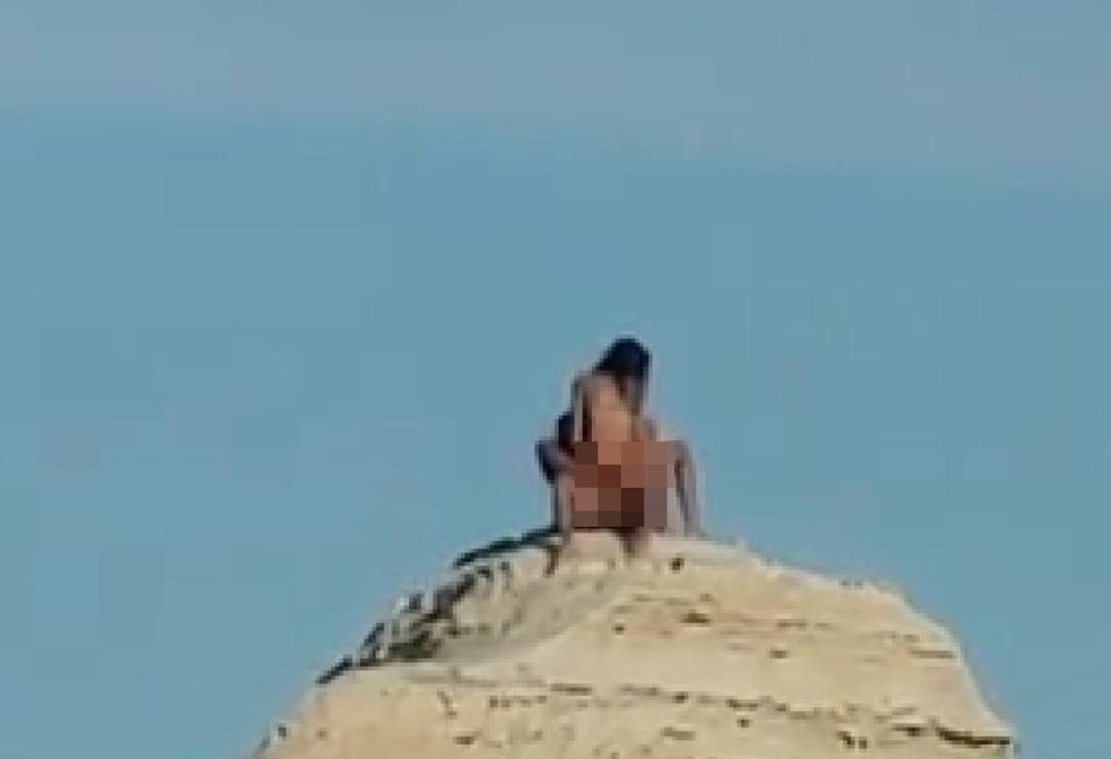 Sesso in pieno giorno sulla "Sfinge del Salento": il video diventa virale