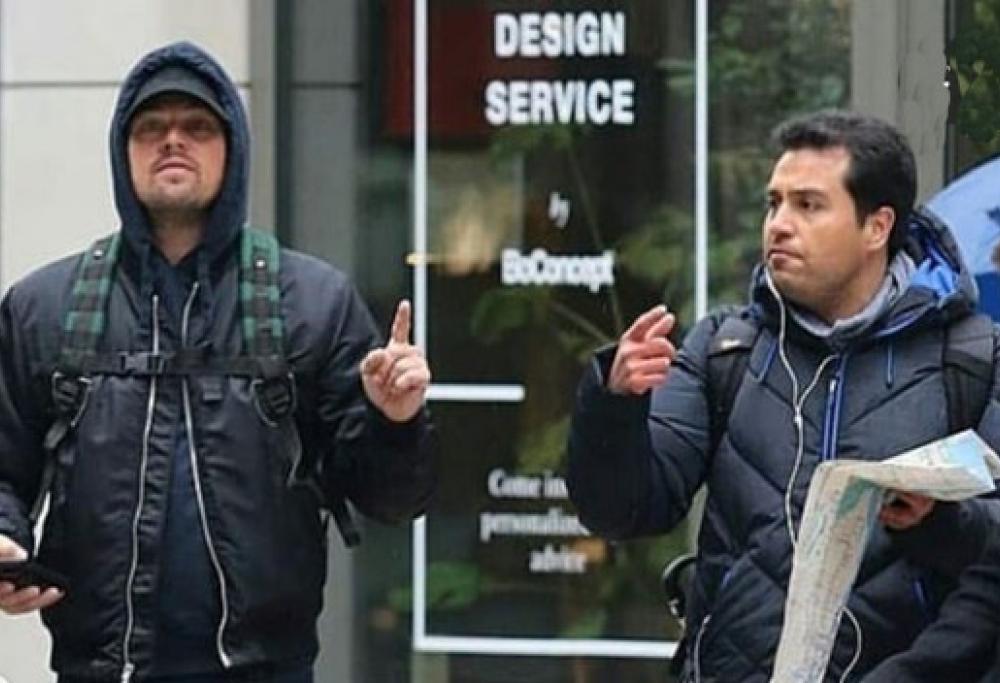 Leonardo DiCaprio indica la strada ad un turista (che non lo riconosce)