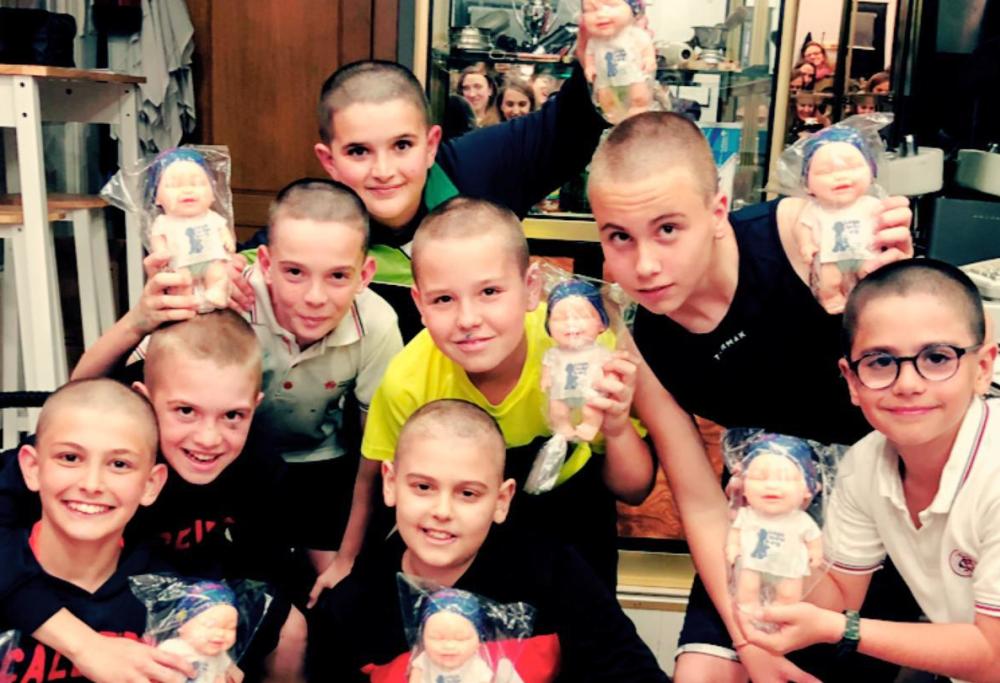 Bimbo ha la leucemia, i compagni di classe si radono a zero per solidarietà 