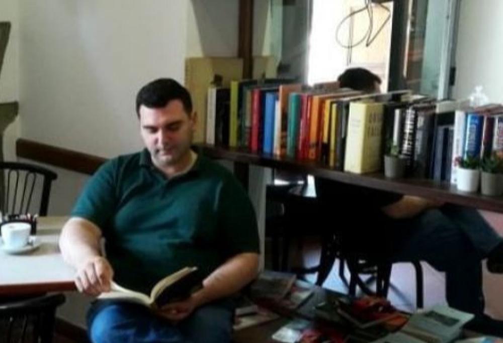 Libri al posto delle slot machine. L'iniziativa di un gestore di un bar vicino a Firenze