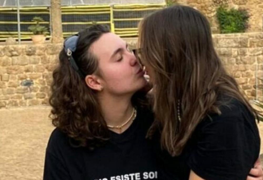 Madame e quel bacio con una ragazza: "Non do in pasto il mio privato"