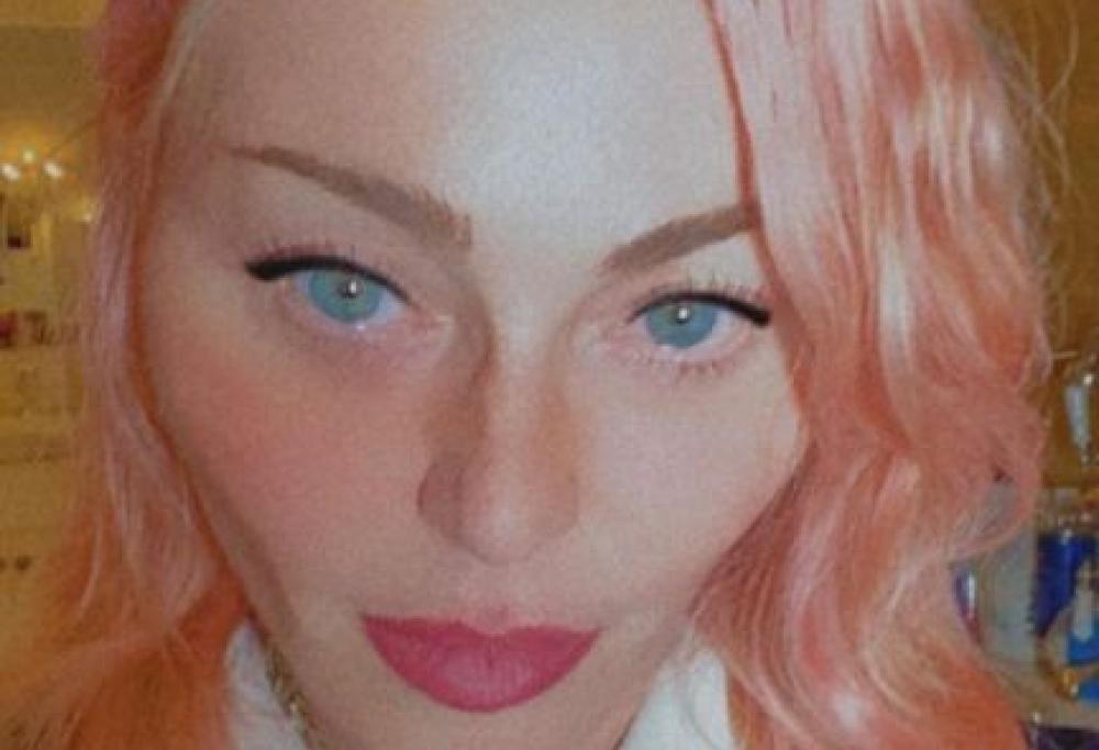 Madonna è un'altra persona con i capelli rosa e gli zigomi pronunciati