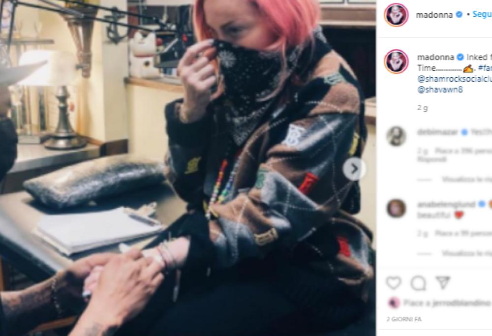 Madonna fa il suo primo tatuaggio (a 62 anni)