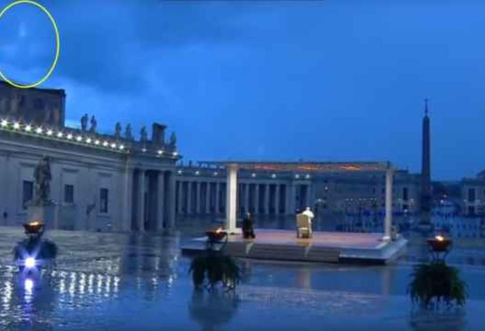 Apparizione della Madonna durante la benedizione del Papa? Il video è virale