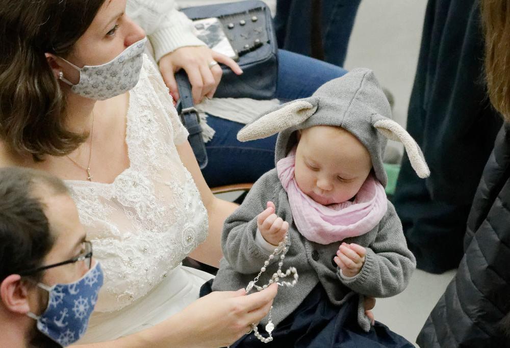 Allatta la figlia che piange all'udienza del Papa: "Esempio di bellezza e tenerezza" commenta il Pontefice