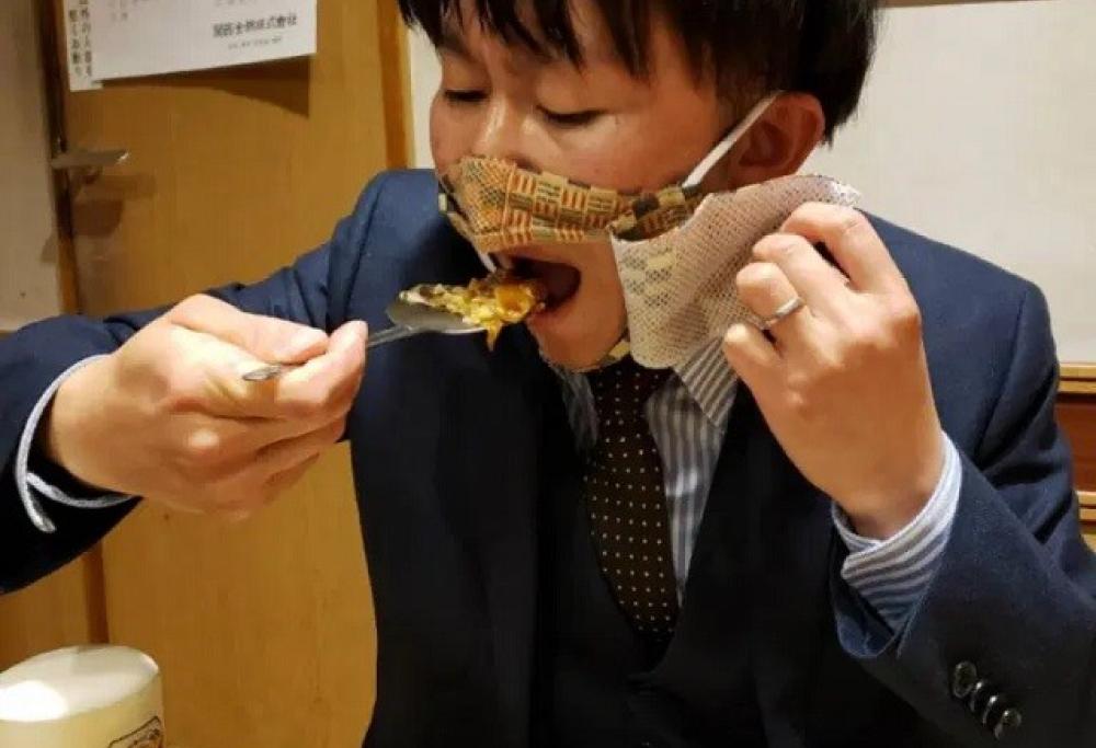 Arriva dal Giappone la mascherina con finestra che permette di mangiare