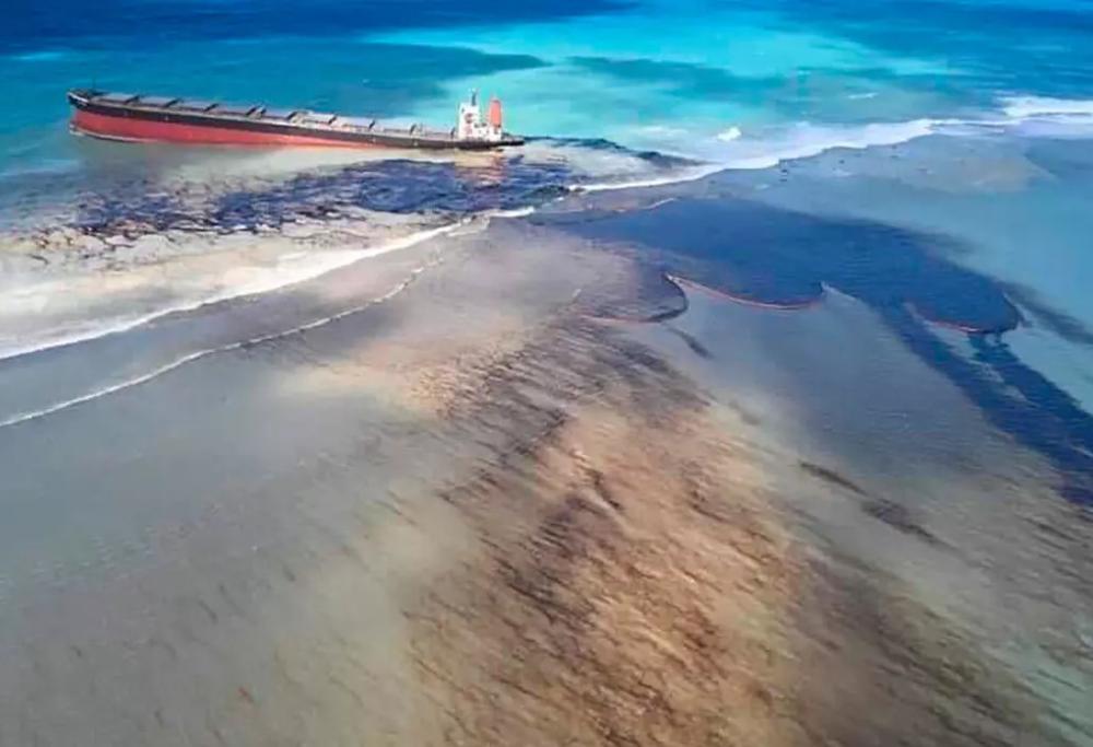 Le Mauritius in grande difficoltà a causa della Petroliera incagliata: disastro ambientale 