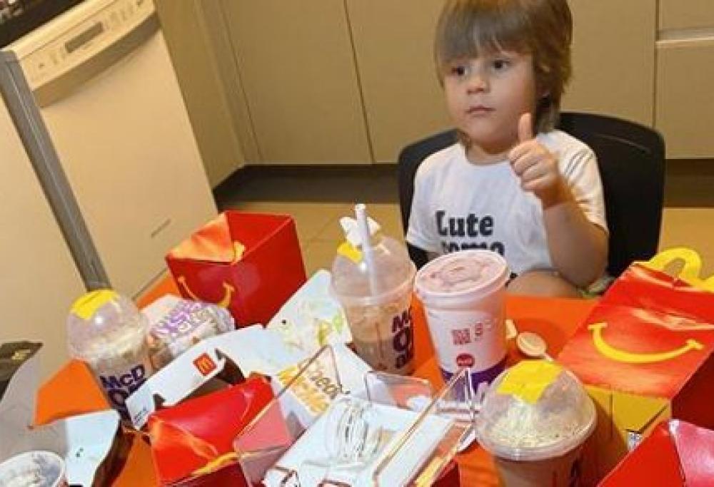 A 4 anni telefona a McDonald’s e ordina 65 euro di cibo