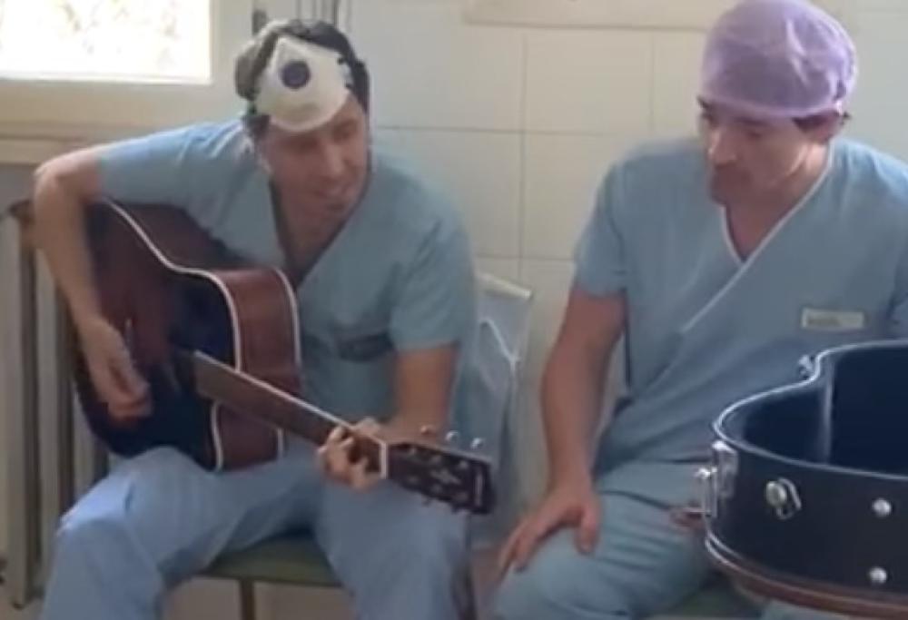 Due medici cantano “Creep” dei Radiohead in corsia e il video commuove il web