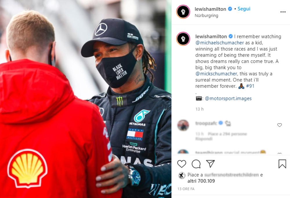 Mick Schumacher consegna il casco del padre a Hamilton (che ha eguagliato il suo record di vittorie)