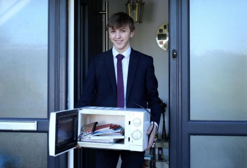 Scuola vieta gli zaini, studente porta i libri nel microonde
