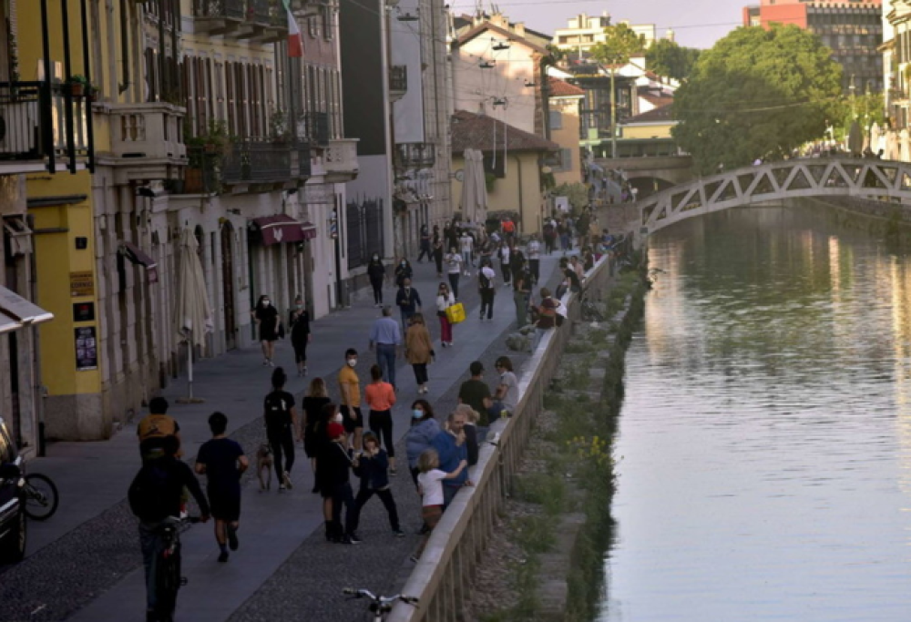 Milano: Navigli e Darsena affollati di gente come all'ora dell'aperitivo
