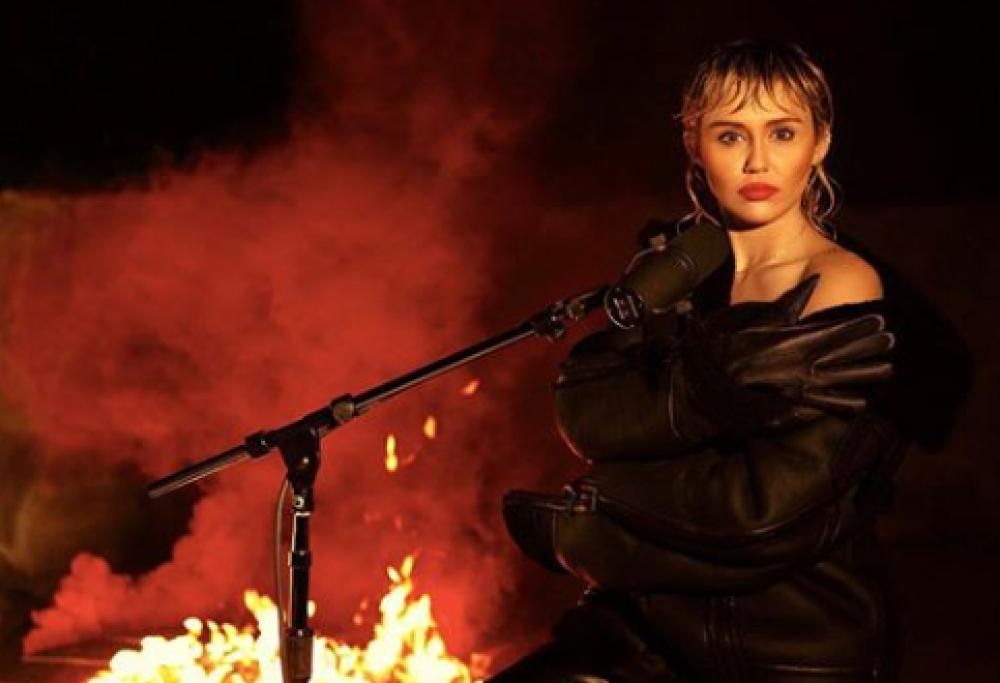 Miley Cyrus canta "Wish you were here" dei Pink Floyd ed è imperdibile