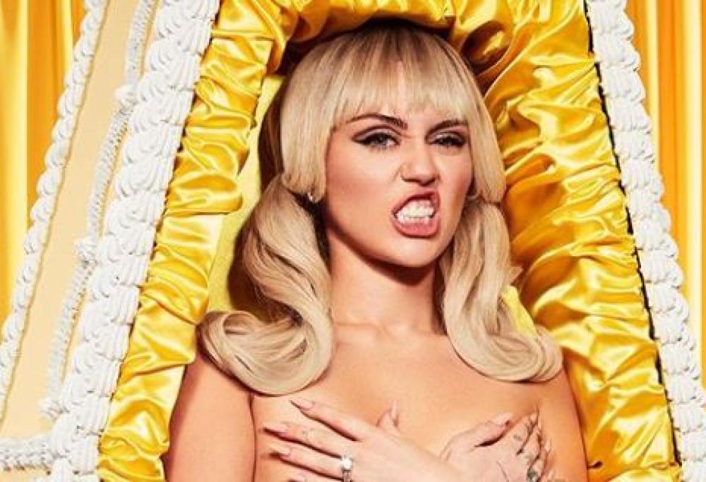 Miley Cyrus senza veli in una bara: la foto audace della cantante