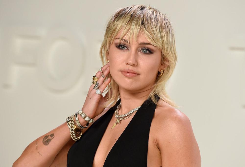 Miley Cyrus tra i funghi giganti