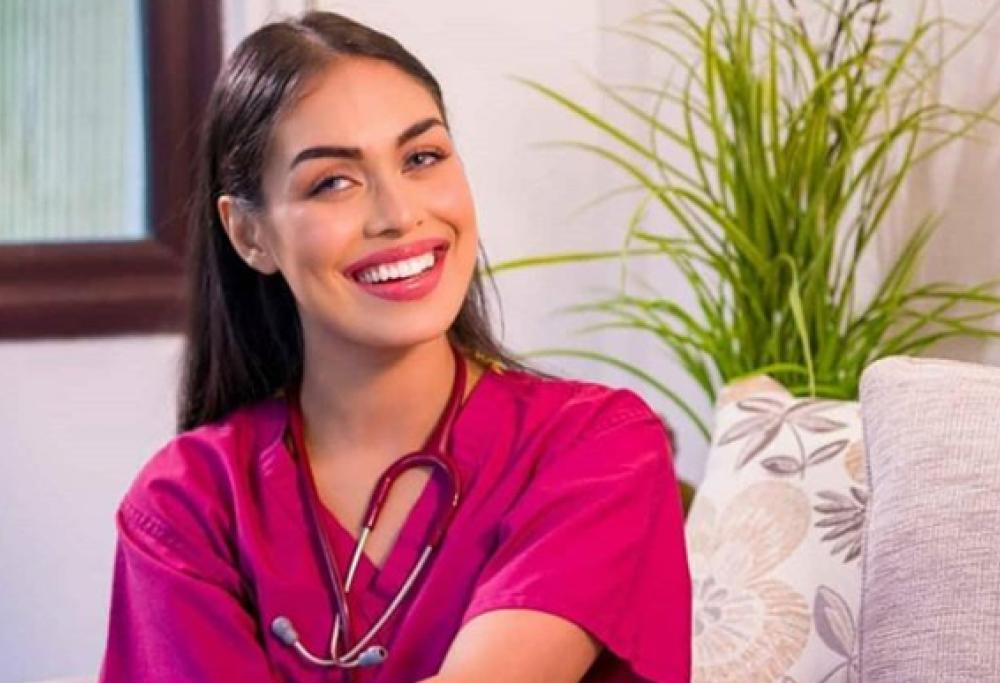 Miss Inghilterra rinuncia alla corona e torna a fare il medico per combattere il coronavirus