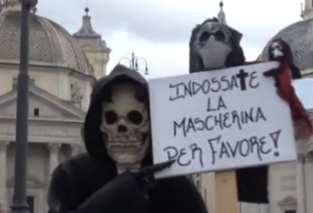 Vestito da Morte per le vie di Roma invita i cittadini a indossare la mascherina