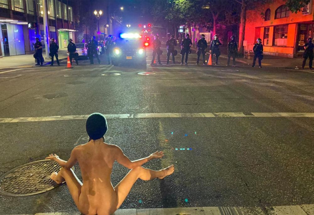 Nuda per protesta di fronte alla polizia negli USA: è stata soprannominata Naked Athena