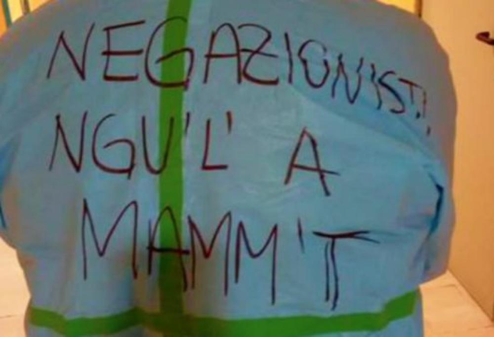 Medico in reparto con un messaggio "forte" per i negazionisti scritto sul camice