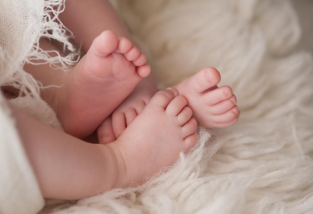 Lasciano soli 2 gemelli di 16 mesi per andare in vacanza: uno muore, l'altro è in coma