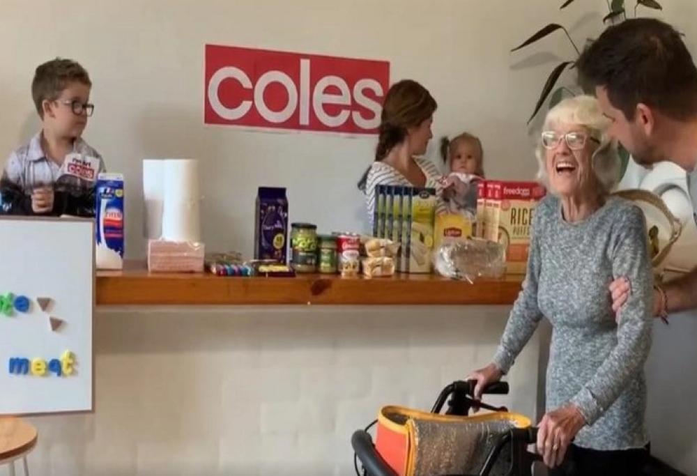 Coronavirus, famiglia allestisce supermercato in casa per la nonna affetta da Alzheimer