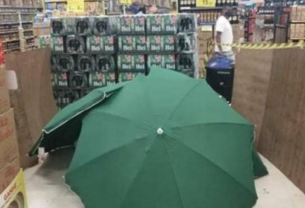 Brasile, dipendente muore in un supermercato: non chiudono, ma il direttore fa coprire il cadavere con degli ombrelloni