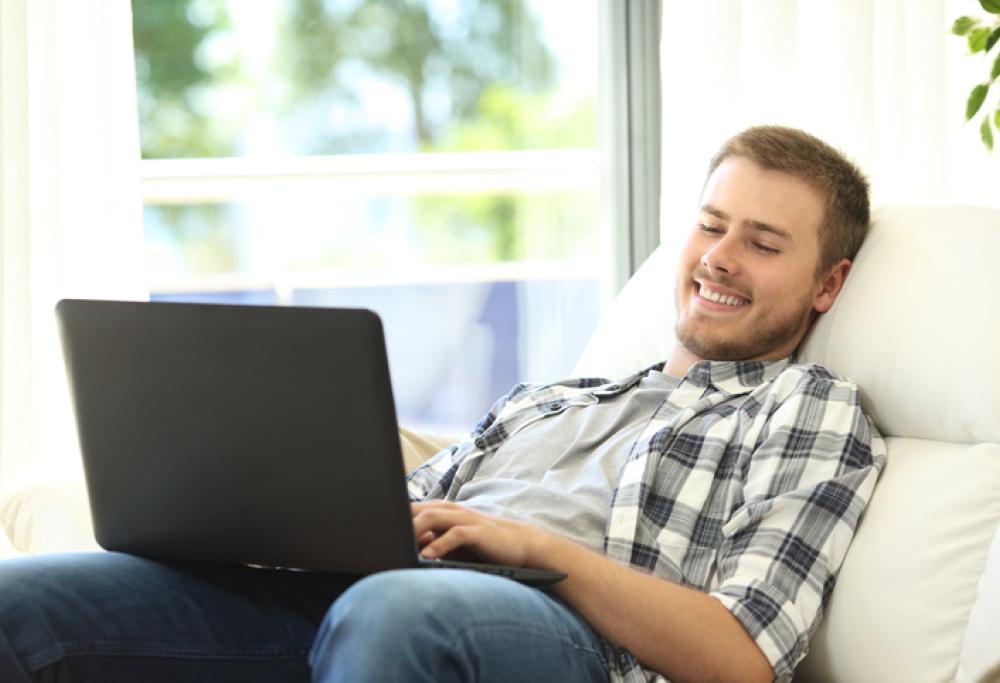 8.000 euro per navigare sul web: l'offerta di lavoro (da sogno) di Opera
