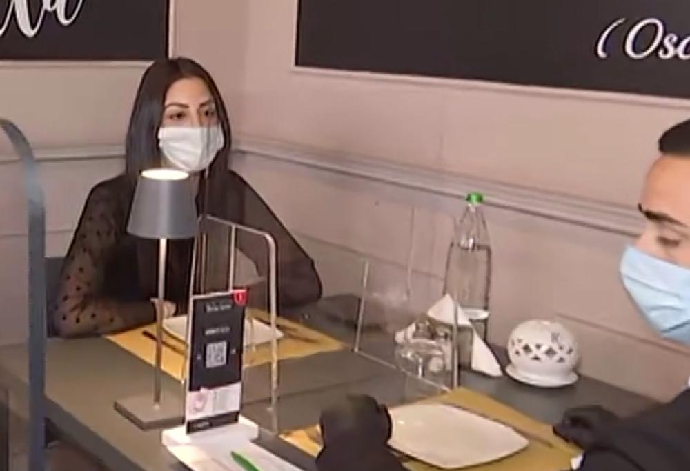 Al ristorante con divisorio: l'idea per la ripartenza arriva da Pelermo