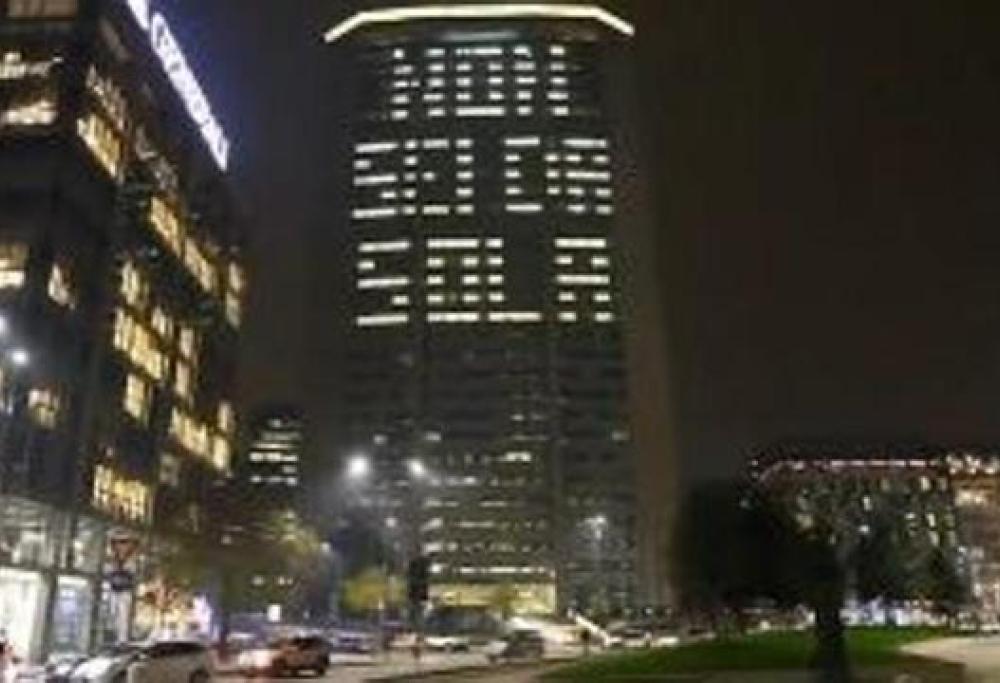 Pirellone illuminato per la Giornata contro la violenza sulle donne