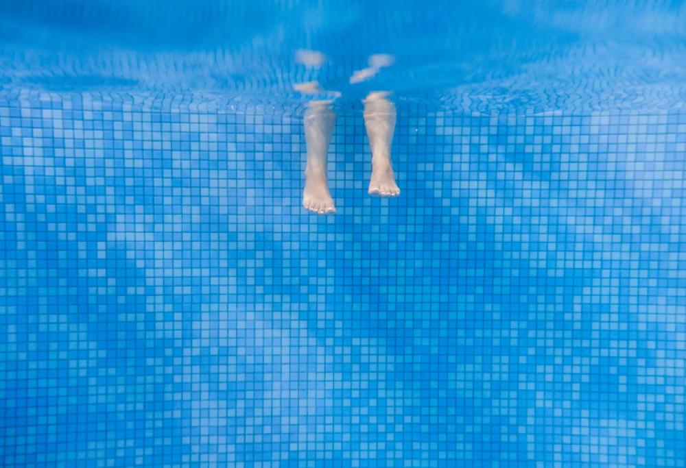 Bimba annega in piscina: i suoi cani hanno provato a salvarla