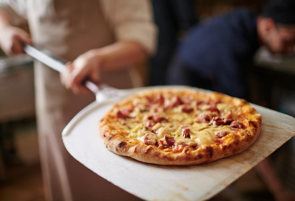 Pizzaiolo devasta il suo locale a martellate: "Grazie Covid-19"