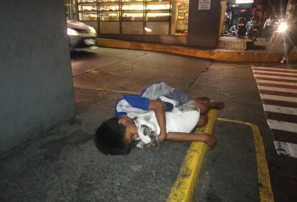  La foto del bimbo che dorme per strada abbracciato al suo cane fa il giro del mondo