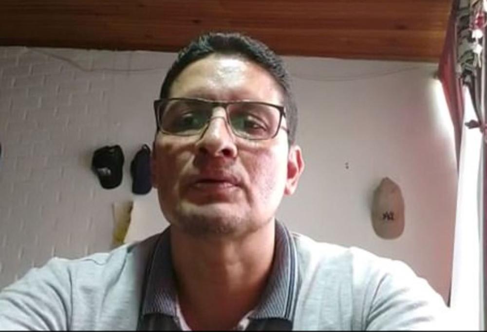 Prof bacia il seno della moglie in diretta Zoom: gli studenti registrano tutto