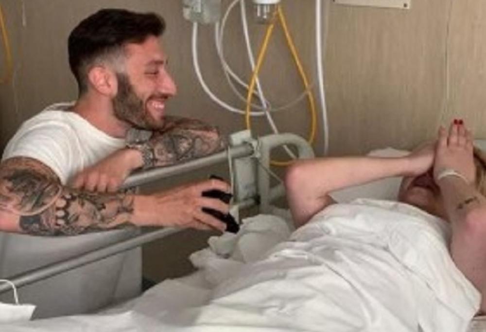 Le chiede di sposarlo in ospedale, ma lei muore dopo 2 giorni