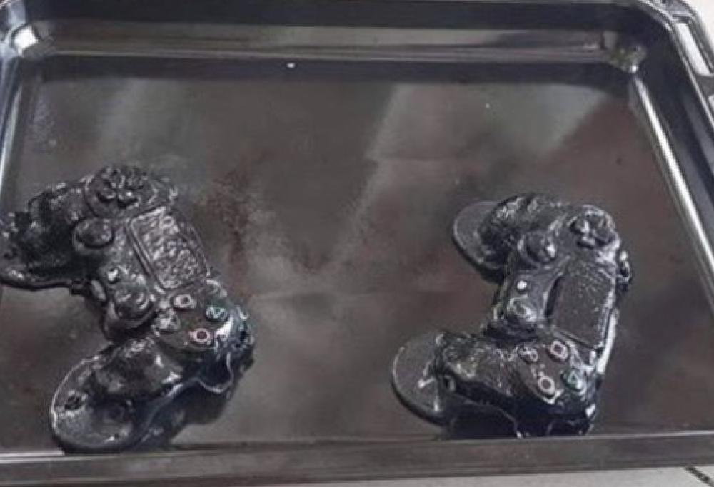Nasconde i controller PS4 nel forno: la moglie li cuoce per sbaglio