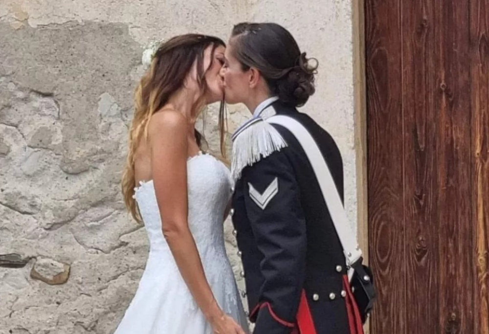 Picchetto d’onore per la prima donna in divisa che sposa un’altra donna