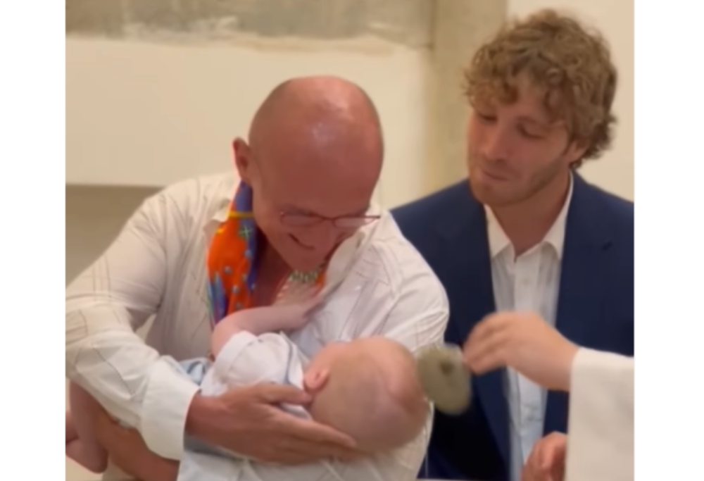 Alfonso Signorini battezza il figlio di Clizia Incorvaia e Paolo Ciavarro