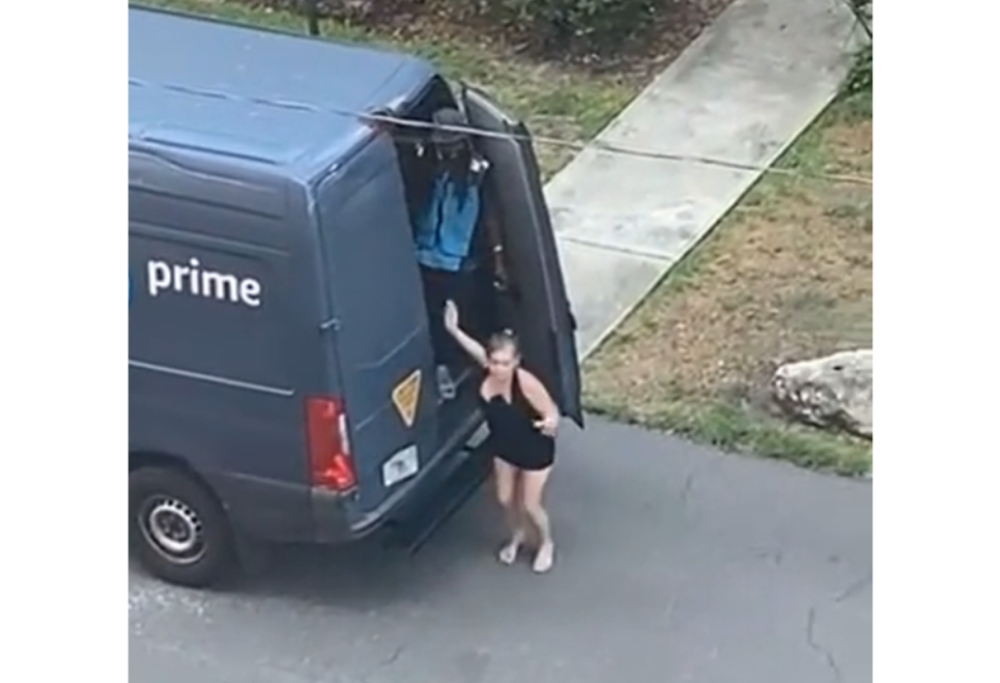 Consegna Amazon a luci rossi: una donna esce in abiti succinti dal retro del furgone