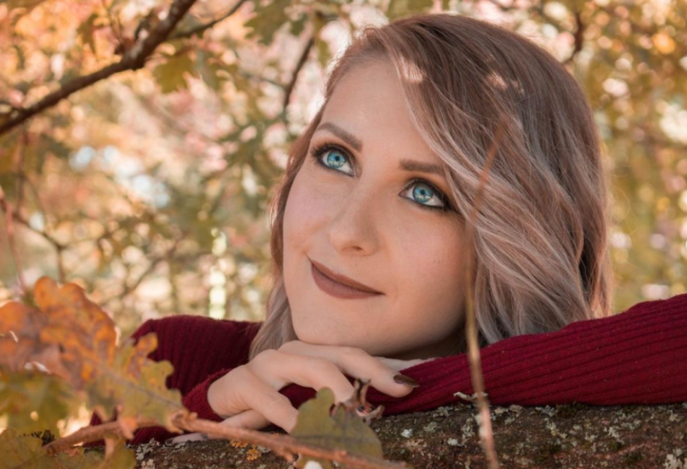 La youtuber francese Maeva Frossard si è suicidata dopo la separazione
